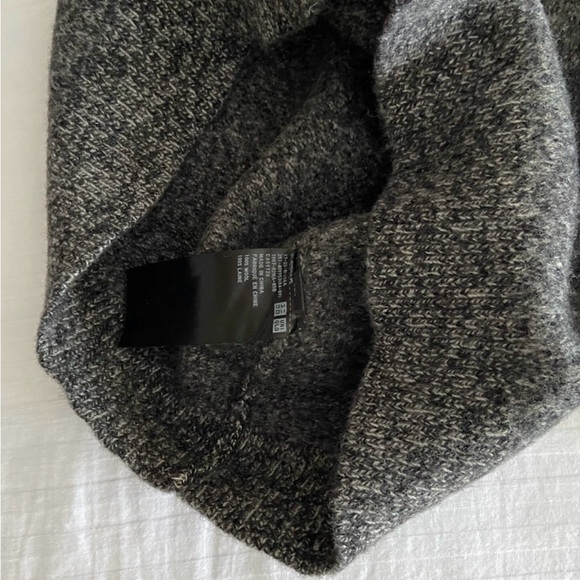 Uniqlo 100% wool sweater - Picture 3 of 8